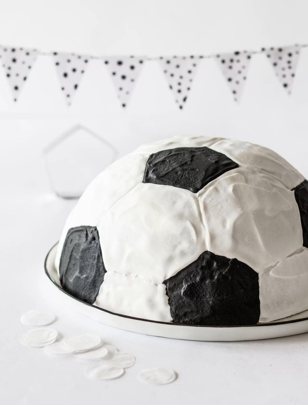 Fussball Halbkugel Backform, inkl. 5-Eck Ausstechform, 22.5cm kinderparties-shop
