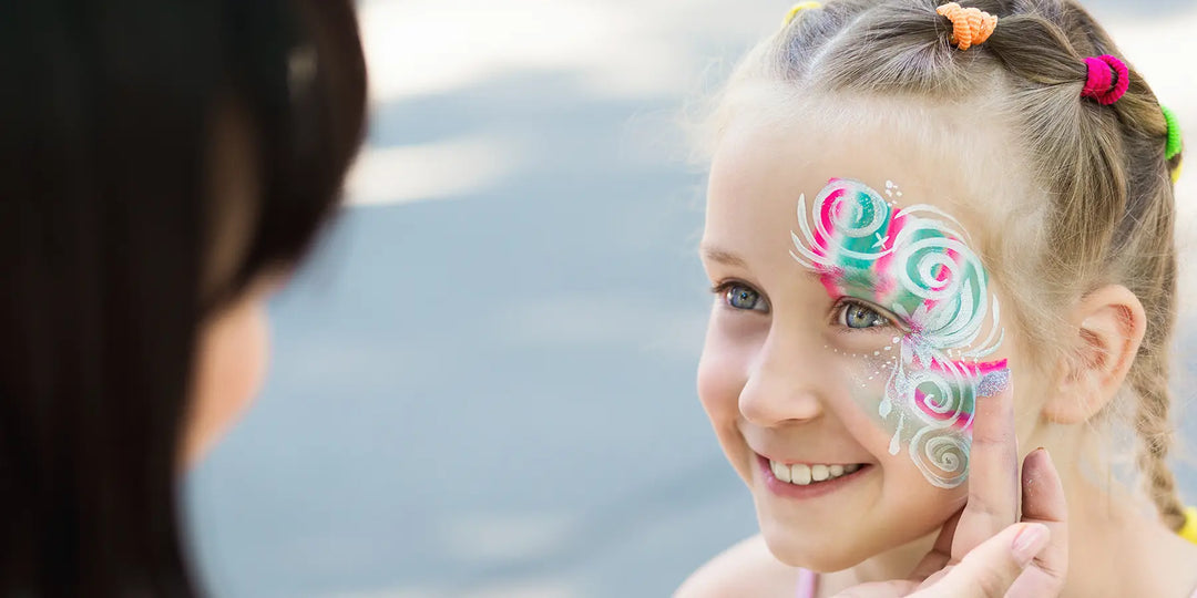 Kind wird geschminkt