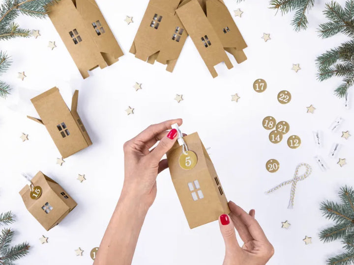 Adventskalender DIY Set, Häuschen zum Befüllen mit Holzklammer und Anhängern , 72-teilig