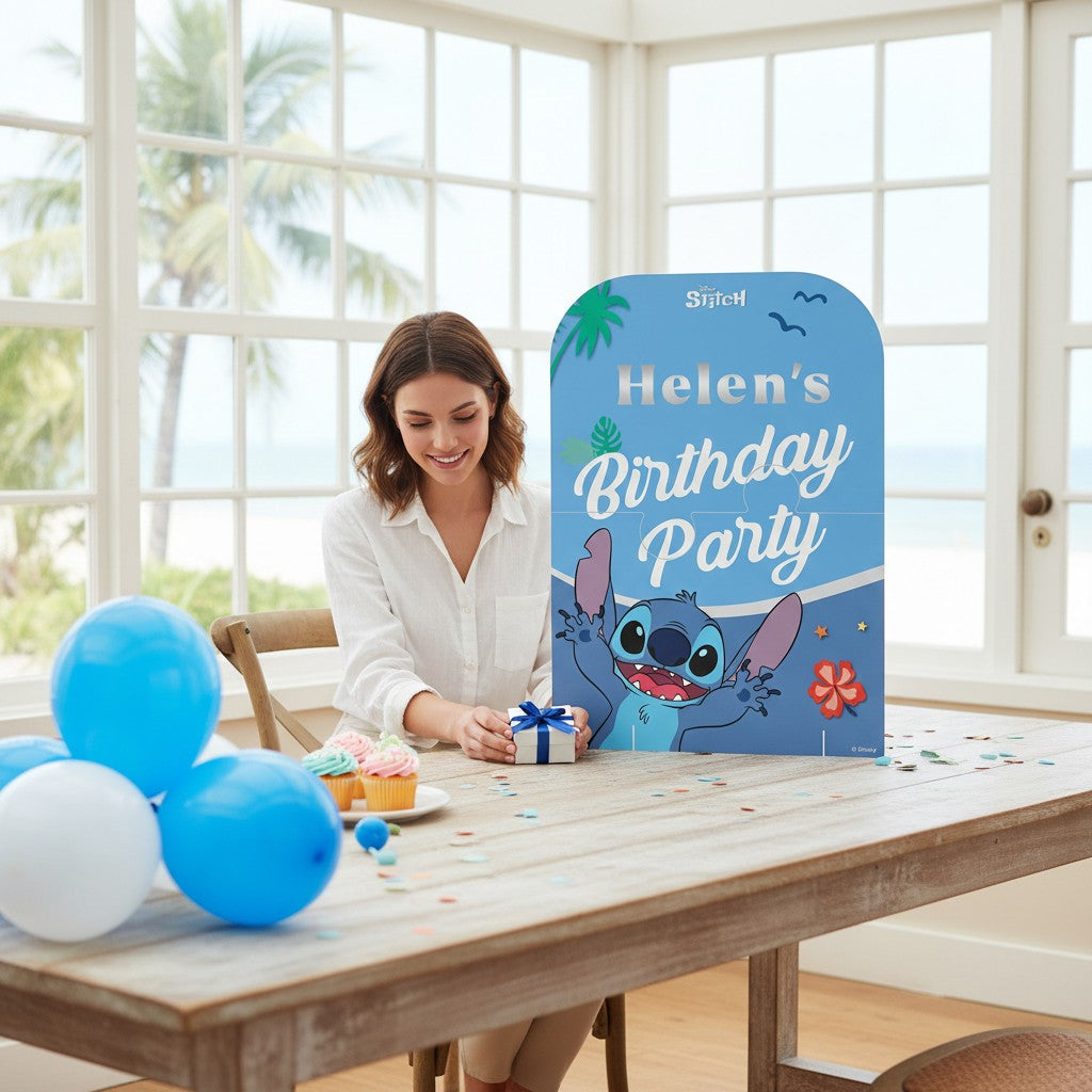 kinderparties.ch Stitch birthday party standee with customizable letters, featuring Stitch character and tropical elements.
