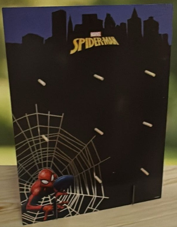 kinderparties.ch Spiderman Donutständer mit Spinnennetz-Design und Stadtsilhouette, für 9 Donuts