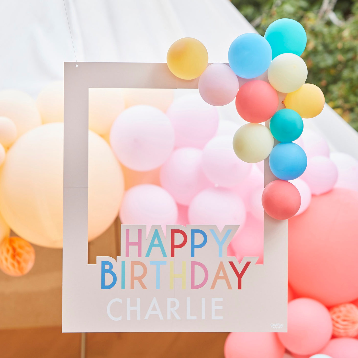 Happy Birthday Fotokabinen-Rahmen mit Ballonen und eigenem Namen