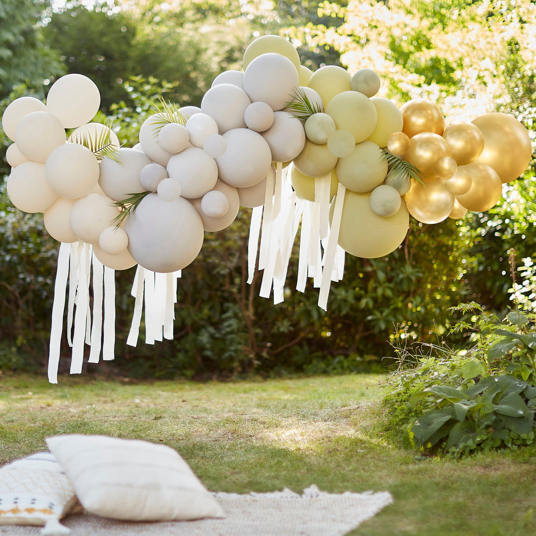 Ballongirlande, grün, gold, beige, Dschungelparty, 75 Ballons & 12 Palmenstiele